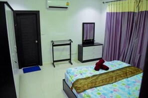 2 bedrooms, blackout curtains, rollaway beds, free WiFi - Baan Jidapa Hua Hin Pool Villa (Hua Hin)