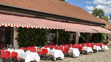 2 restaurants, serveren diner, lokale en internationale gerechten