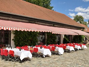 2 restaurants, dinner served, local and international cuisine - Schloss Diedersdorf (Grossbeeren)
