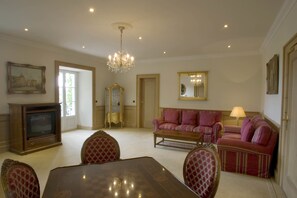 Deluxe Suite | Living area