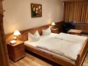 Comfort tweepersoonskamer | Een minibar, een kluis op de kamer, een bureau, babybedden
