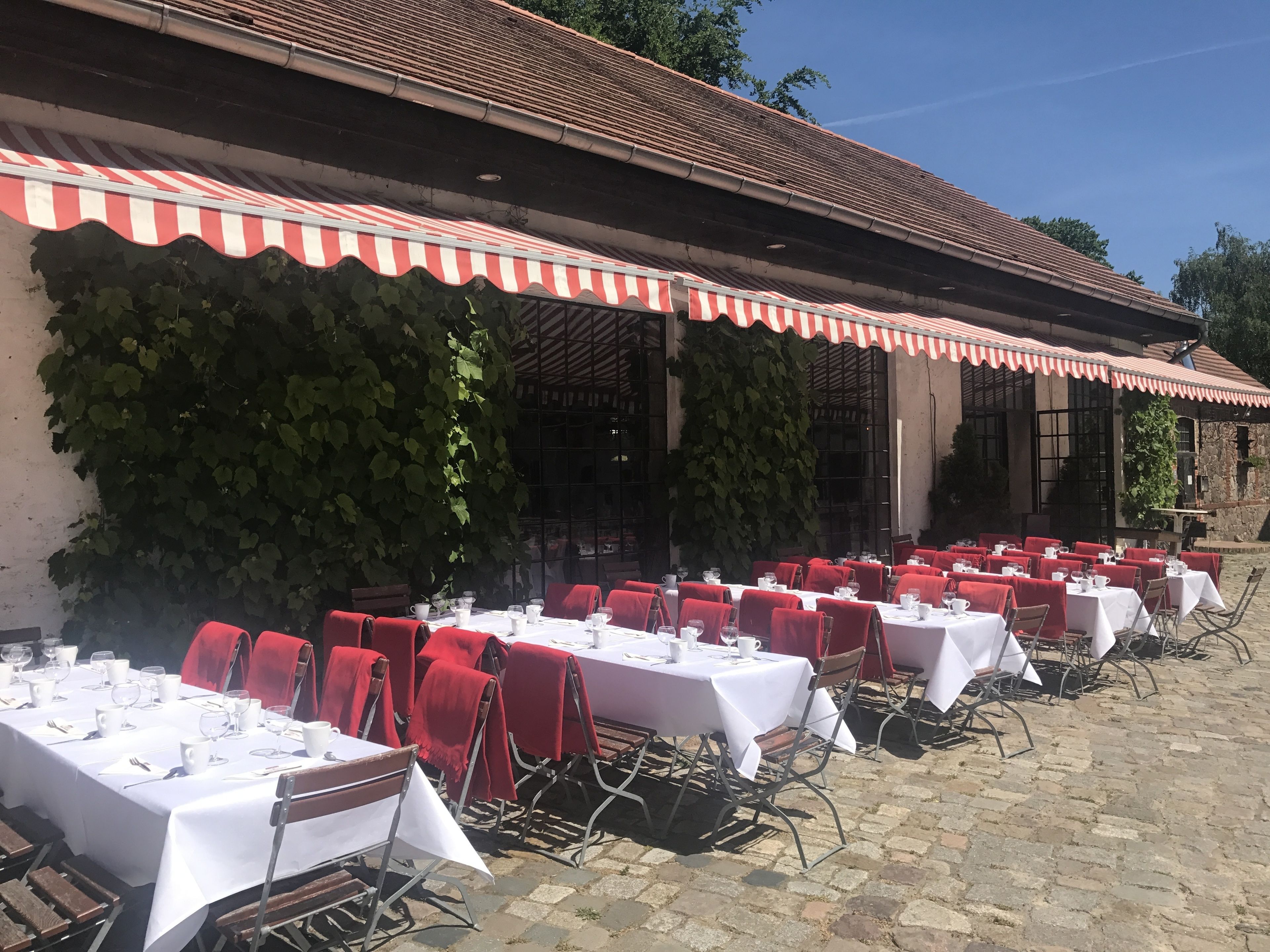 2 間餐廳，供應晚餐，當地和國際料理