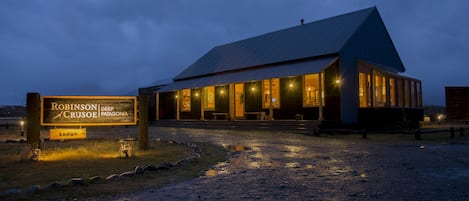 Majoituspaikan julkisivu illalla/yöllä