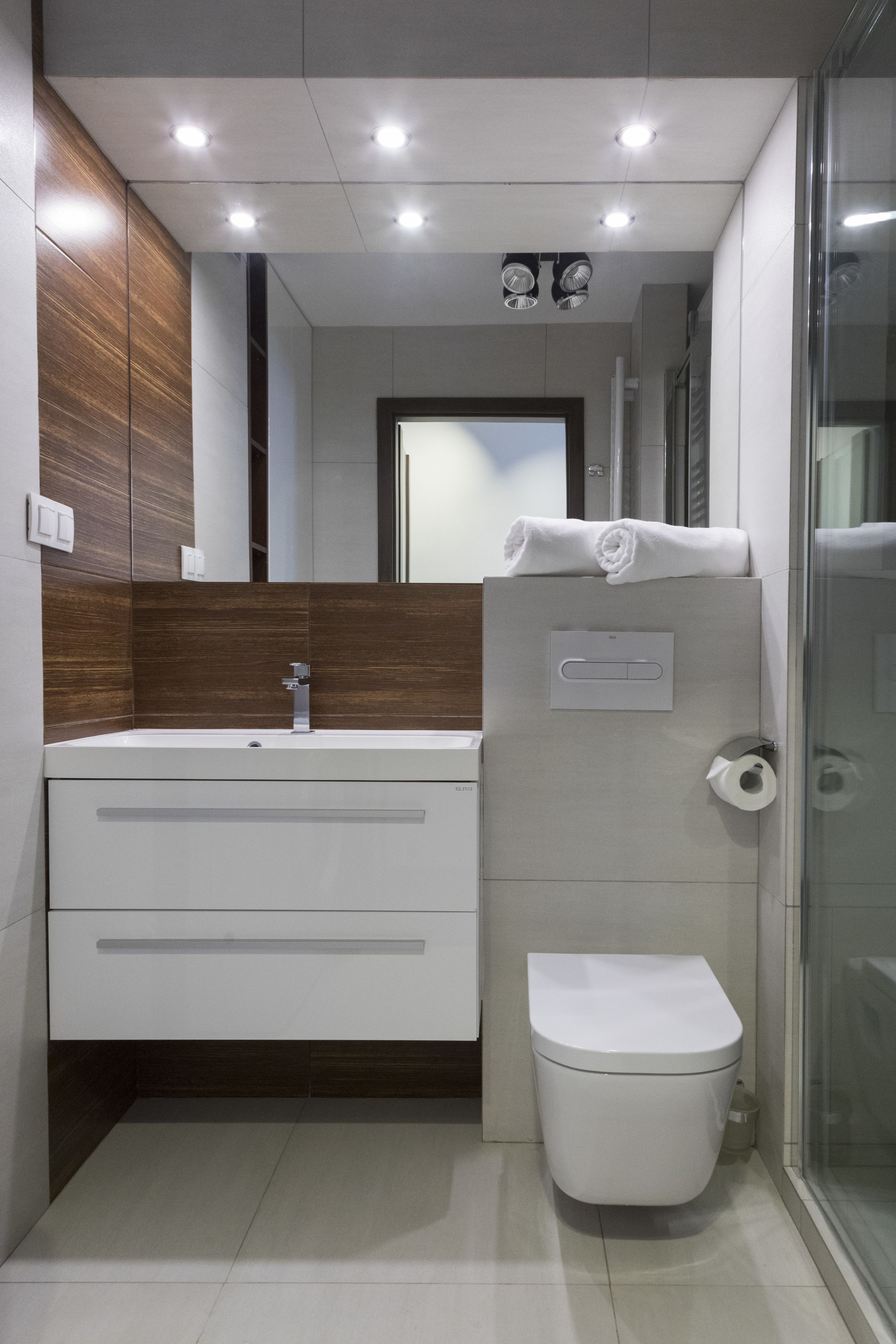 Executive Apartment, 2 Bedrooms, Kitchenette | Bathroom | Shower, free toiletries, hair dryer, towels