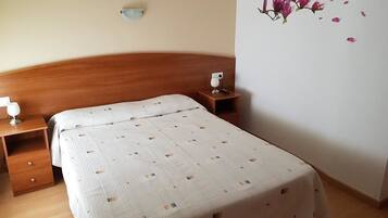 Verduisterende gordijnen, een strijkplank/strijkijzer, gratis wifi