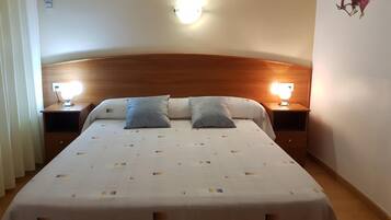 Verduisterende gordijnen, een strijkplank/strijkijzer, gratis wifi