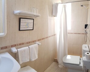 Dusche, Komfortbadewanne, kostenlose Toilettenartikel, Haartrockner