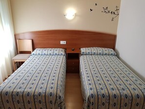 Blackout curtains, iron/ironing board, free WiFi, bed sheets - Hostal Mary (Lloret de Mar)