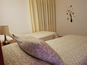 Blackout curtains, iron/ironing board, free WiFi, bed sheets - Hostal Mary (Lloret de Mar)