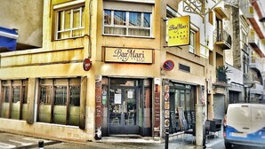 A yellow building with a sign for BarMari cafe and hostel. - Hostal Mary (Lloret de Mar)