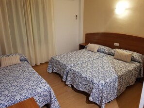 Blackout curtains, iron/ironing board, free WiFi, bed sheets - Hostal Mary (Lloret de Mar)