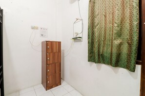 Shared Dormitory, Mixed Dorm (3 Bunk Bed | Escrivaninha, Wi-Fi de cortesia
