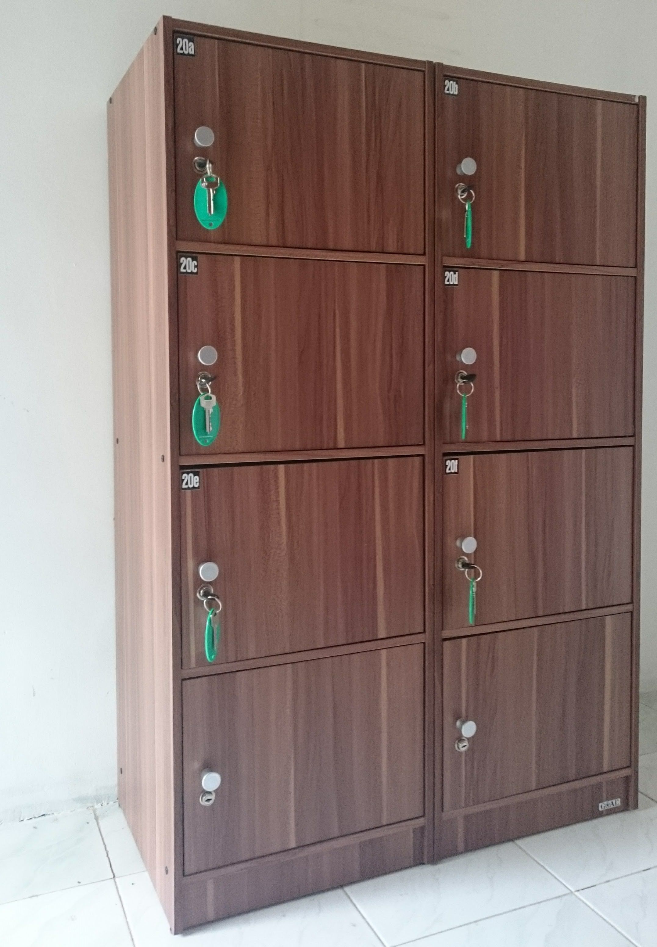 Un mueble de madera con varios compartimentos, cada uno identificado con un número y una cerradura.