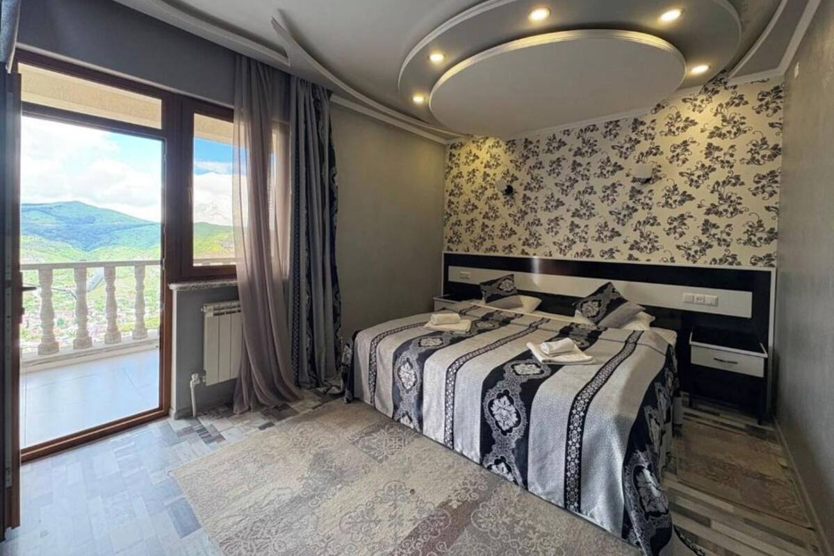 Luxury Room, 1 King Bed, City View - 302 | イタリアのフレッテ製シーツ、高級寝具、デスク、ノートパソコン用作業スペース