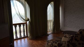Family Room, City View | Cadar Frette Itali, peralatan tempat tidur premium