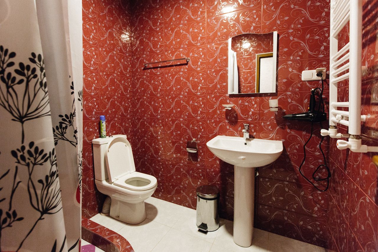 Ein Badezimmer mit Toilette, Waschbecken und Spiegel.