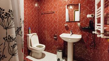 Ein Badezimmer mit Toilette, Waschbecken und Spiegel.