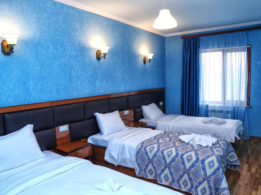 Habitación triple familiar, 2 habitaciones, vistas a la ciudad | Sábanas italianas Frette y ropa de cama de alta calidad