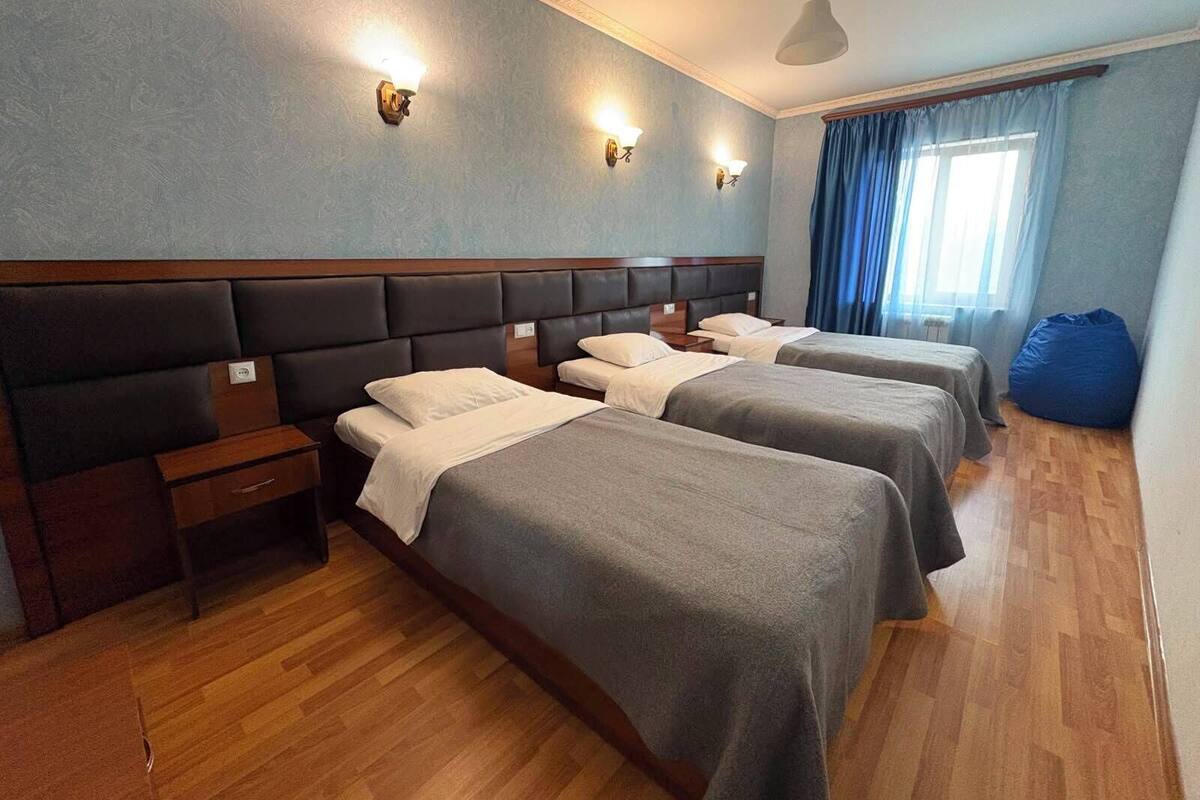 Family Triple Room, City View - 206 | イタリアのフレッテ製シーツ、高級寝具、デスク、ノートパソコン用作業スペース