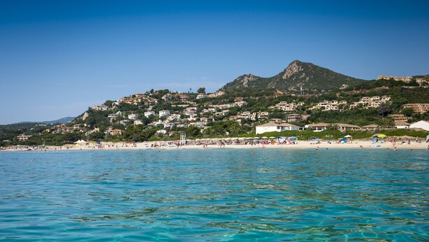 Clear turquoise water with a mountain in the background. - Tiliguerta Glamping & Camping Village (Muravera)