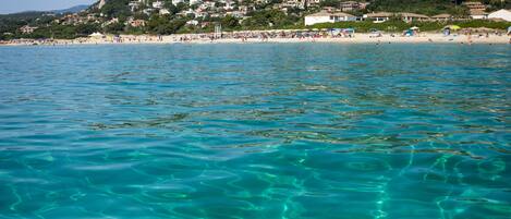 Plage, sable blanc, chaises longues, parasols