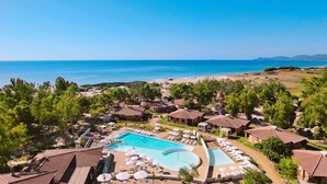 A resort with multiple villas, a central swimming pool, and a beach view. - Tiliguerta Glamping & Camping Village (Muravera)