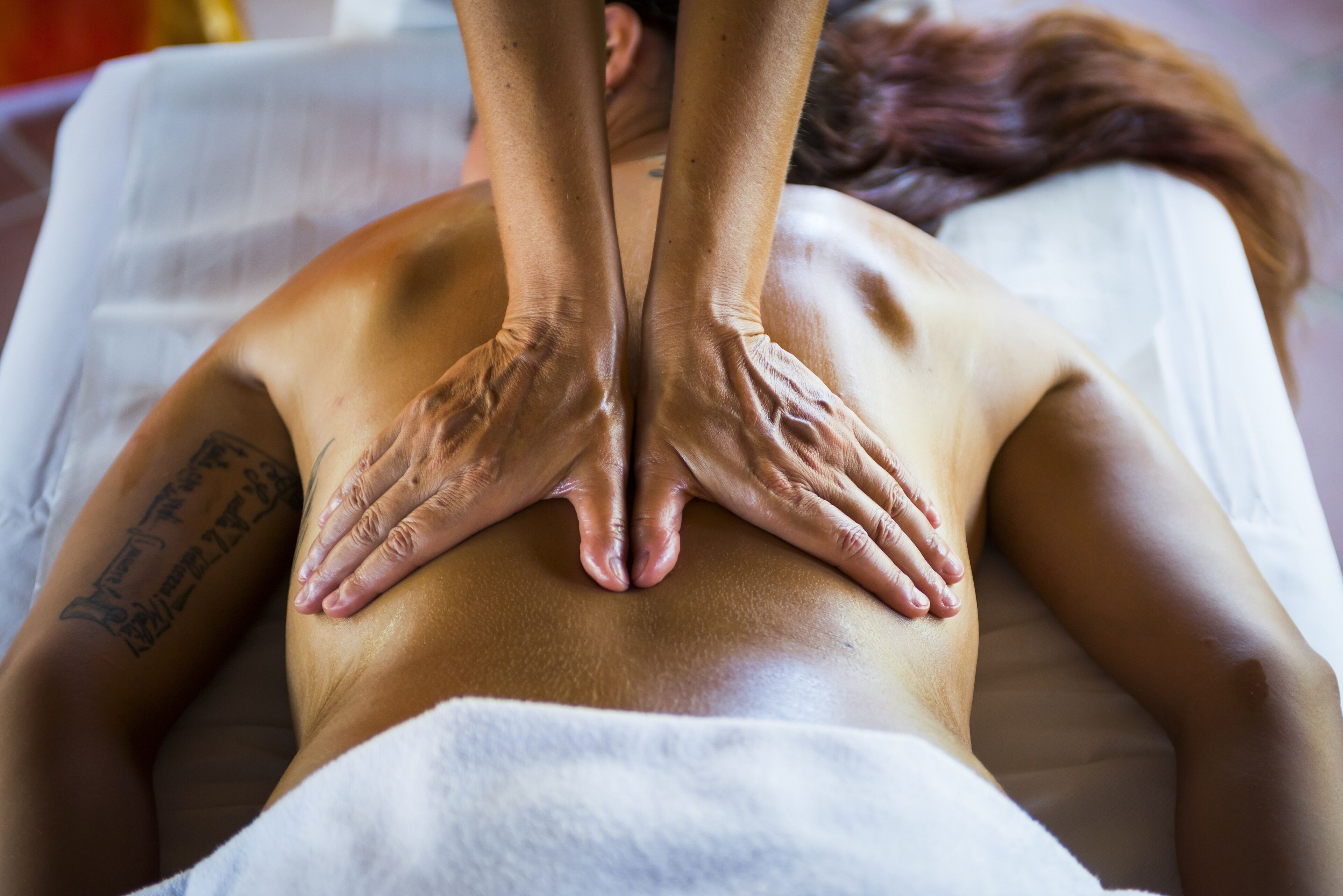 Iemand ontvangt een rugmassage.