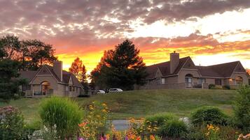 Family Condo, 3 Bedrooms, Mountain View (FV16) | Individually decorated, individually furnished, iron/ironing board