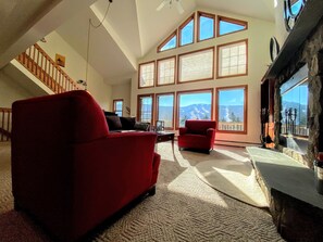 Deluxe Townhome, 4 Bedrooms, Mountain View | Living area