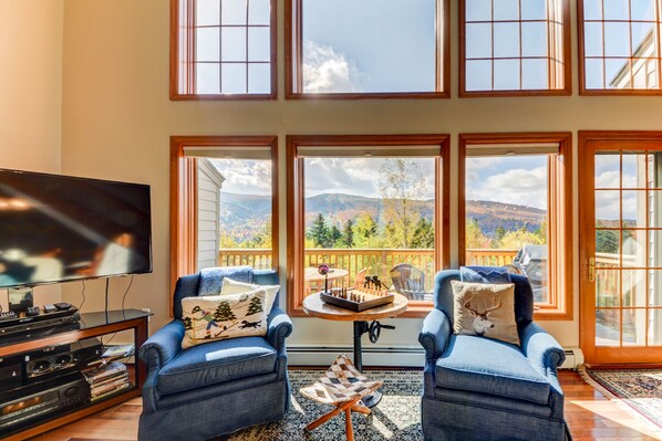 Premium Townhome, 4 Bedrooms, Hot Tub, Mountain View | Living area