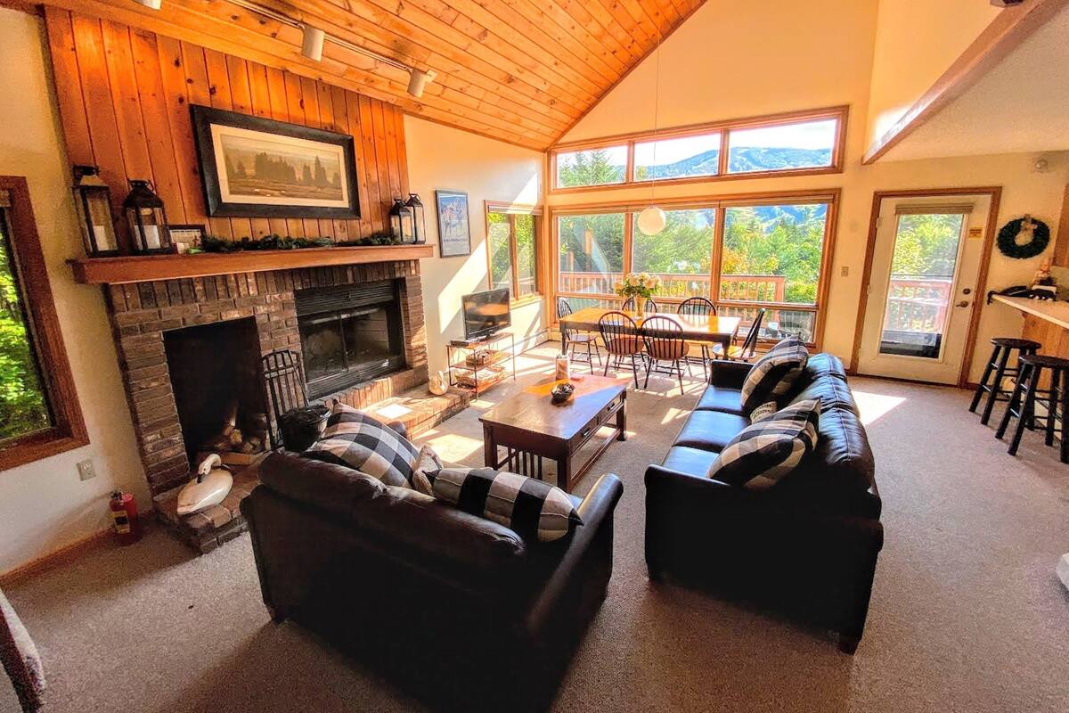 Familien-Stadtwohnung, 3 Schlafzimmer, Bergblick | Wohnbereich | LCD-Fernseher, Kamin