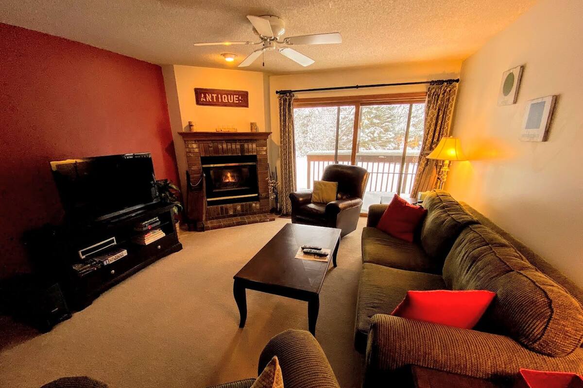 Familienapartment, 2 Schlafzimmer, Bergblick | Wohnbereich | LCD-Fernseher, Kamin
