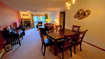 家庭公寓, 2 間臥室, 山景 | 餐廳