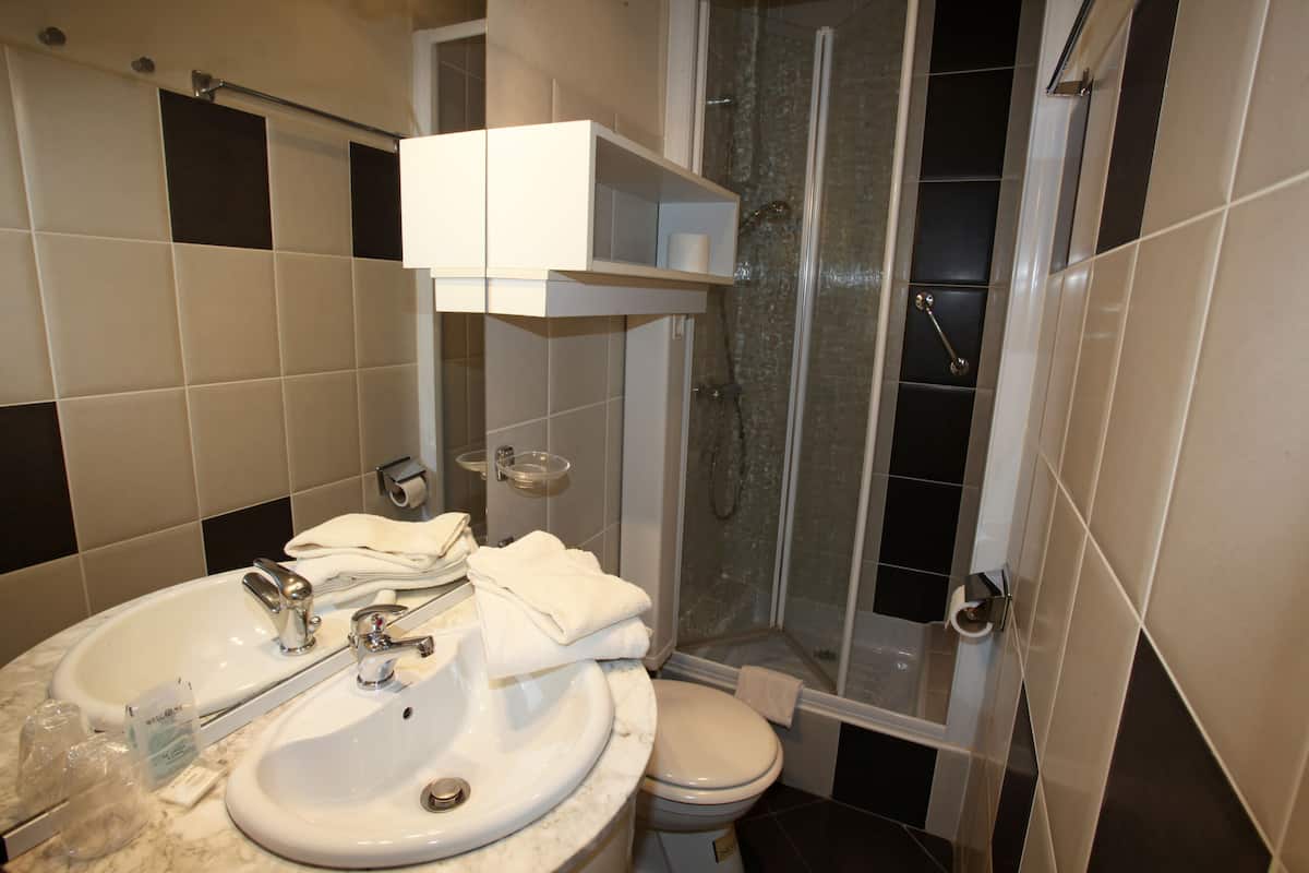 standard single room | bathroom | shower, hair dryer, towels