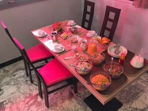 Café da manhã continental todos os dias mediante uma taxa