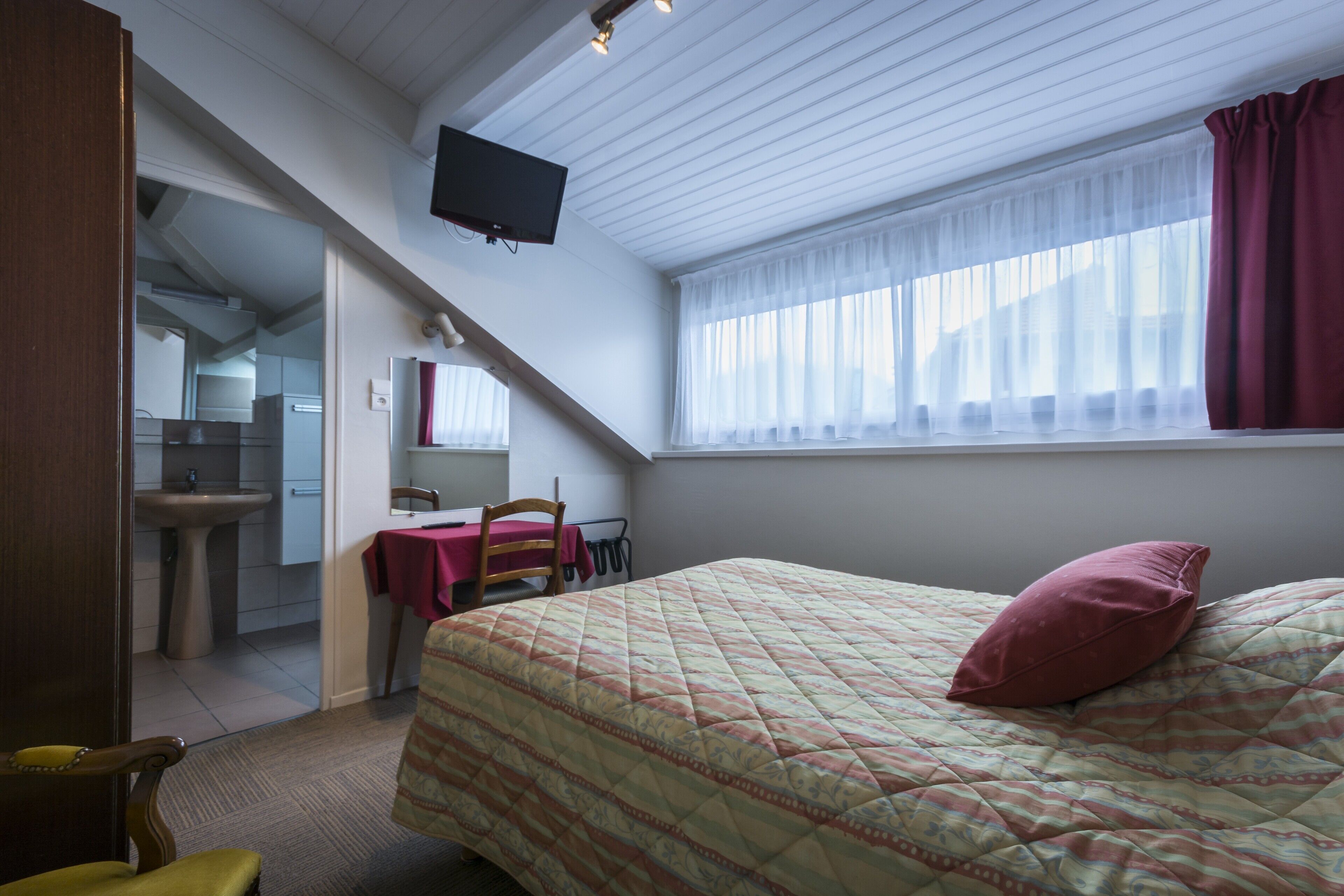 standard single room | premium bedding, in-room safe, desk, blackout curtains