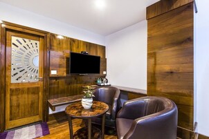 Ropa de cama de alta calidad y caja de seguridad en la habitación