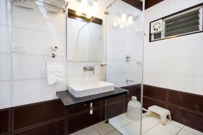 Dusche, Hausschuhe, Handtücher