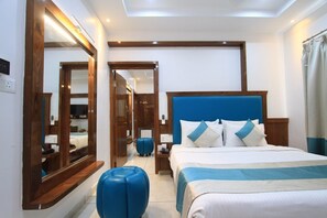 Familjerum | Sängtillbehör av högsta kvalitet och värdeförvaringsskåp på rummet