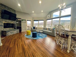 Maison Supérieure, 3 chambres, bain à remous, vue montagne | Coin séjour