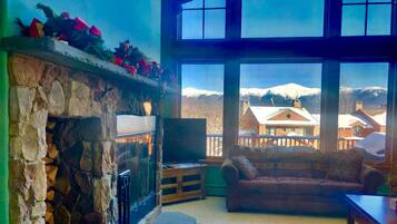 Casa de ciudad presidencial, 5 habitaciones, junto a la pista de ski (P5) | Área de sala de estar | Televisión de pantalla plana y chimenea