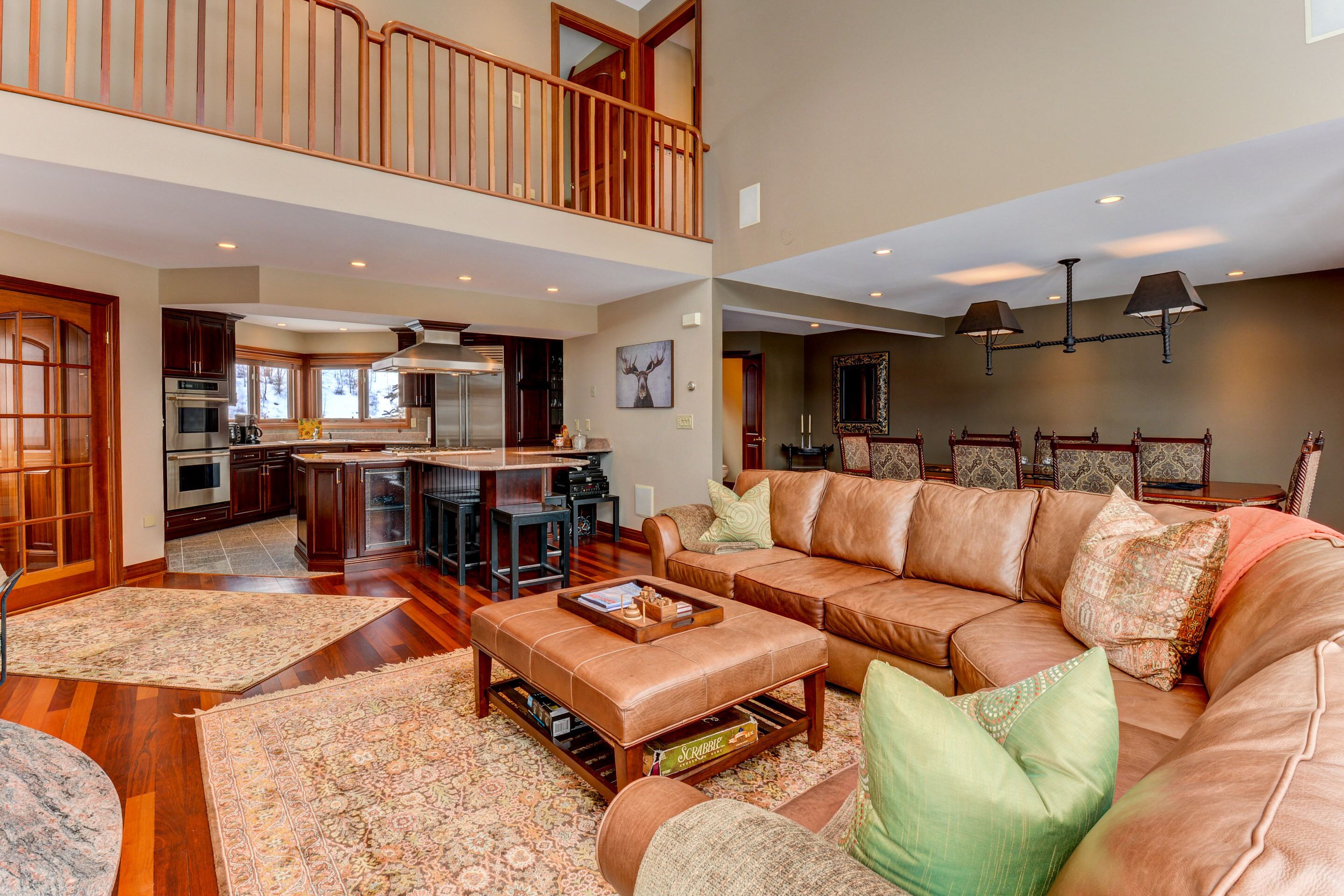 Luxury Townhome, 5 Bedrooms, Mountain View, Slope side CR20 | 거실 공간 | 평면 TV, 벽난로