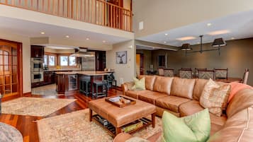 Luxury Townhome, 5 Bedrooms, Mountain View, Slope side CR20 | Ruang tamu | TV skrin rata, pendiangan