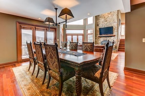 Luxury Townhome, 5 Bedrooms, Mountain View, Slope side (CR20/Pets Not Allowed) | Dining room