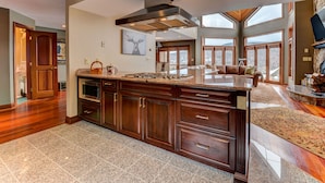Luxury Townhome, 5 Bedrooms, Mountain View, Slope side (CR20/Pets Not Allowed) | Private kitchen