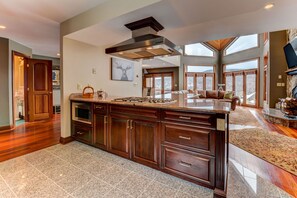 Luxury Townhome, 5 Bedrooms, Mountain View, Slope side CR20 | Cuisine privée | Réfrigérateur grande capacité avec congélateur, four à micro-ondes