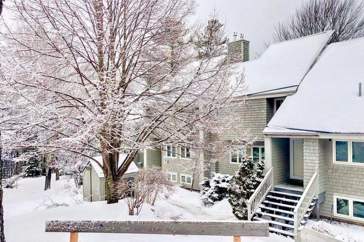 Family Townhome, 5 Bedrooms, Slope side | Iron/ironing board, WiFi (free), individually decorated