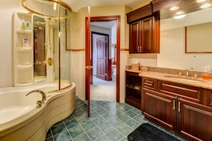 Luxury Townhome, 5 Bedrooms, Mountain View, Slope side CR20 | Baño | Amenidades de baño gratuitas, secadora de cabello, toallas, jabón