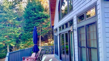 Deluxe House (Pet Friendly) | Terrace/patio