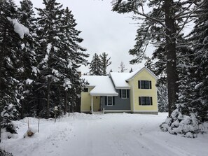 Vista frontal de la propiedad